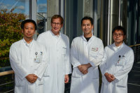 Prof. Dr. Jan Gummert und sein Ärzteteam aus Japan: (v.l.) Hideaki Manabe, Oberarzt Masatoshi Hata und Dr. Keisuke Watadani. Nicht im Bild: Nobuyuki Furukawa (Foto Armin Kühn).