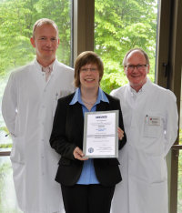 Zum Wechselspiel von Herzinsuffizienz und Schlafapnoe hat Christina Efken (Mitte) in der Kardiologischen Klinik von Prof. Dr. Dieter Horstkotte (re.) bei Priv.-Doz. Dr. Olaf Oldenburg, Leiter des Schlaflabors im HDZ NRW, mit Auszeichnung der Deutschen Gesellschaft für Innere Medizin geforscht (Foto Armin Kühn).