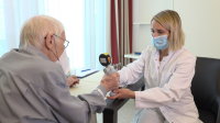 Ein typischer Funktionstest am Tag vor der Operation ist die Handkraftmessung als Bestandteil des geriatrischen Assessments. (Foto: Marcel Mompour).