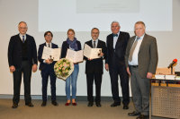 Akademische Feier im Herz- und Diabeteszentrum NRW: (v.l.) Prof. Dr. Albrecht Bufe (Ruhr-Universität Bochum), Dr. Michael Kreußer (Universitätsklinikum Heidelberg), Lisa-Maria Packy (RWTH Aachen), Prof. Dr. Dr. h.c. Günter Breithardt (Universitätsklinikum Münster), Prof. Dr. Ulrich Gleichmann und Prof. Dr. Wolf-Georg Forssmann (Stiftung Kardiologie 2000) (Foto Armin Kühn).