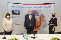 Gegenseitiges Einvernehmen: (v.l.) Irmgard Wübbeling (Vorstand Sana Kliniken AG), Gesundheitsminister Karl-Josef Laumann (Land NRW), Dr. Karin Overlack (Geschäftsführerin HDZ NRW) (Foto Marcel Mompour).