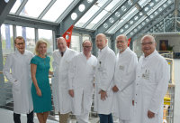 Geschäftsführerin Dr. Karin Overlack (2. v.l.) gratuliert dem Team der ausgezeichneten HDZ-Spezialisten: (v.l.) Prof. Dr. Jan Gummert, Prof. Dr. Dr. h.c. Diethelm Tschöpe, Prof. Dr. Dieter Horstkotte, Dr. Johannes Steinhard, Dr. Siegfried Eckert und Prof.Dr. Deniz Kececioglu. Nicht im Bild: Dr. Susanne Urban (Foto Armin Kühn).