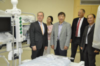 Wunder Medizintechnik: Geschäftsführer Wilhelm Hecker (l.) stellte den Gästen aus China unter anderem auch den neu eingerichteten Hybrid-OP-Saal im Neubaukomplex des Herz- und Diabeteszentrums vor. Im Bild (v.r.) Dr. Li Heng, Dipl.-Ing. Wilfried Sawalies (Technischer Leiter HDZ NRW), Unternehmer Ming Fang Cao und Dr. Ying Dinkel, Ärztin für traditionelle chinesische Medizin (Foto Armin Kühn).