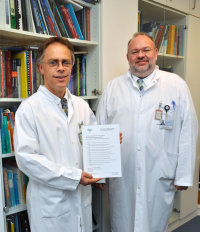 Leiter des Instituts Prof. Burchert (r.) und Oberarzt Dr. Lindner (l.) präsentieren die neue Handlungsempfehlung für Ärzte (Foto Armin Kühn).