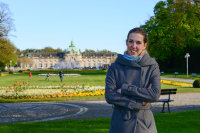 Die Begeisterung für die Herzchirurgie hat Assistenzärztin Stefanie Rost (28) nach Bad Oeynhausen geführt. Im Hintergrund das Kaiserpalais des ostwestfälischen Staatsbades (Foto Armin Kühn).
