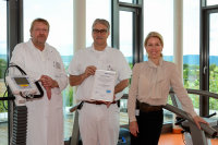Erfolgreich rezertifiziert (v.l.): Dr. Hans-Heinrich Pupkes, Andreas Fründ und Dr. Karin Overlack mit dem jüngsten Qualitätssiegel für das HDZ NRW (Foto Armin Kühn).
