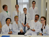 Oberarzt Dr. Erik Rehn (2.v.r.) gibt sein Wissen über moderne Herzunterstützungssysteme an die Studenten (v.l.vorne) Palwascha Wali-Ahmedi, Julia Zuraski, Charlotte Winkelmann, (v.l.stehend) Lorena Jablotschkin, Kathrin Rusche, Luise Lüth und Jonas Hiller weiter (Foto Anna Reiss).