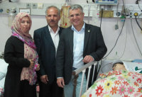 Shadi Shirazi und ihre Eltern mit PD Dr. Nikolaus Haas nach dem erfolgreichen Transkatheter-Klappenersatz im Aufwachraum (Foto: HDZ NRW).