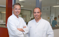Neue Forschungsergebnisse stellten Prof. Dr. Christian Sohns (l.) und Prof. Dr. Philipp Sommer jetzt erstmals auf der Europäischen Jahrestagung für Kardiologie in Amsterdam vor. (Foto: Marcel Mompour).