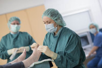 Effiziente Wundversorgung in der ausgewiesenen Fußbehandlungseinrichtung am Diabeteszentrum des HDZ NRW: Oberärztin Dr. Tania-Cristina Costea bei der Untersuchung im Wundheilungszentrum (Foto Peter Hübbe).
