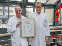 Neues Siegel, bewährte Kompetenz: Prof. Dr. Dieter Horstkotte (l.) und Prof. Dr. Jan Gummert nehmen die Auszeichnung zum überregionalen Herzinsuffizienz-Zentrum entgegen (Foto Armin Kühn).