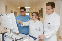 Stationsapothekerin Ilona Janzen (Mitte) bespricht mit Andrea Sulewski (Stationsleitung Pflege) und dem Arzt Artyom Razumov die Medikamentengaben für ihre Patienten. (Fotos: Marcel Mompour) Stationsapothekerin Ilona Janzen (Mitte) bespricht mit Andrea Sulewski (Stationsleitung Pflege) und dem Arzt Artyom Razumov die Medikamentengaben für ihre Patienten. (Fotos: Marcel Mompour)