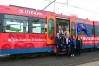 Begleiteten die Blutbahn auf ihrer ersten Fahrt (v.l.n.r.): Niederlassungsleiter Ströer Media Thomas Lehner, Prof. Dr. Cornelius Knabbe, Kaufmännischer Leiter Jens-Holger Hepke der Agentur Hoch5, HDZ-Geschäftsführerin Dr. Karin Overlack, Klaus Blankenstein (Handelsvertreter Ströer Media), Nicole Henning (Agentur Hoch5) und Marketingleiterin moBiel GmbH Dr. Astrid Mundt (Foto Armin Kühn).