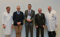 Glückwünsche im Hörsaal des Herz- und Diabeteszentrums NRW: (v.l.) Prof. Dr. Jan Gummert (Ärztlicher Direktor HDZ NRW), Prof. Dr. Albrecht Bufe (Dekan der Medizinischen Fakultät, Ruhr-Universität Bochum), PD Dr. Georg Nölker, Prof. Dr. Dieter Horstkotte, Prof. Dr. Wolfgang Burchert (HDZ NRW) (Foto Armin Kühn).