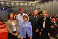 Heinrich-Sauer-Preis 2015: Prof. Dr. Karin Lange (vorn, Mitte) und Dr. Anna-Katharina Trocha (l.) nehmen im Beisein von Lüder Wohlenberg (2.v.l.) die Glückwünsche von Dr. Karin Overlack und Prof. Dr. Dr. h.c. Diethelm Tschöpe entgegen (Foto Armin Kühn).