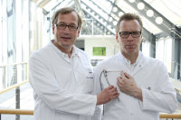 Prof. Dr. Jan Gummert (l.) und Dr. Michiel Morshuis zeigen, wo die Minipumpe eingesetzt wird (Foto Armin Kühn).