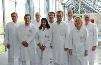 Ein Herz – ein Team: Das TAVI-Team des Herz- und Diabeteszentrums NRW: (v.l.) Prof. Dr. Jan Gummert, Dr. Marios Vlachojannis, Dr. Werner Scholtz, Dr. Smita Scholtz, Prof. Dr. Stephan Ensminger, PD Dr. Jochen Börgermann, PD Dr. Olaf Oldenburg, Prof. Dr. Cornelia Piper und Prof. Dr. Dieter Horstkotte. Es fehlt Dr. Michael Benzinger (Foto Armin Kühn).