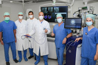 Herzspezialisten gegen das Vorhofflimmern: Als erste Klinik in Ostwestfalen-Lippe bietet Prof. Dr. Philipp Sommer mit seinem Team der Elektrophysiologie am HDZ NRW, Bad Oeynhausen, das neue PFA-Ablationsverfahren an. V.l.n.r.: Peter Rudek, Dr. Martin Braun, Mustapha El Hamriti, Prof. Dr. Philipp Sommer (HDZ NRW) und Ralf Blimke, Ulrike Sattler (Fa. Farapulse) (Foto Marcel Mompour)..