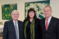 Ausstellungseröffnung „von Herzen“ im Herz- und Diabeteszentrum NRW, Bad Oeynhausen: (v.l.) Prof. Heinz Lohmann, Ilka Vogler, Wilhelm Hecker (Foto Armin Kühn).