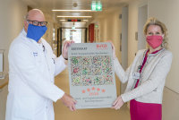 Prof. Dr. Dr. Diethelm Tschöpe und HDZ-Geschäftsführerin Dr. Karin Overlack freuen sich gemeinsam über die Auszeichnung des BVKD (Foto: Miriam Görmann).