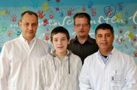 Tag der Entlassung: Pascal und sein Vater, Michael Jürgensmeier (3.v.l), werden von Dr. Sandica (l.) und Dr. med. Lotfi Ben Mime (r.) verabschiedet (Foto Armin Kühn).