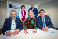 Unterschreiben die Kooperationsvereinbarung: Professor Dr.-Ing. Gerhard Sagerer, Rektor der Universität Bielefeld, Dr. Karin Overlack, Geschäftsführerin des HDZ NRW, Professor Dr. Dr. h. c. Martin Paul, Rektor der Ruhr-Universität Bochum (vorne, v.l.), Christel Bayer, Abteilungsleitung des Ministeriums für Arbeit, Gesundheit und Soziales des Landes Nordrhein-Westfalen, und Dr. Patrick Neuhaus, Referatsleiter im Ministerium für Kultur und Wissenschaft NRW (hinten v.l.) (Foto: Universität Bielefeld/M.-D. Müller).