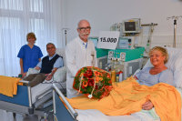 Rundes Jubiläum: Zur 15.000. „Blutfettwäsche“ im Herz- und Diabeteszentrum NRW erschienen Horst Hunger (2.v.l.) und Iris Thiel (2.v.r.) gleichzeitig. Oberarzt Dr. Klaus-Peter Mellwig und Krankenschwester Margret gratulieren (Foto HDZ NRW).