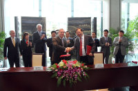Wilhelm Hecker (li.), Geschäftsführer des Herz- und Diabeteszentrum NRW, Bad Oeynhausen, und Vizepräsident Robert Cao (re.) besiegeln ihre Partnerschaft (Foto HDZ NRW).