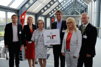 Engagement für die Vereinbarkeit von Beruf und Familie besiegelt: (v.l.) Thomas Klappauf (Personalleitung), Dr. Karin Overlack (Geschäftsführerin), Michaela Porschitz (Leitung Qualitätsmanagement), Oliver Eickhoff (stv. Leitung Qualitätsmanagement), Elke Hömske (Auditorin) und Dr. Frank Korn (stv. Personalleitung) im Herz- und Diabeteszentrum NRW, Bad Oeynhausen (Foto Armin Kühn).