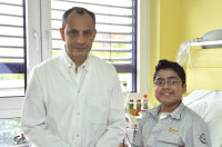 Wieder gesund: Dr. Eugen Sandica hat seinen Patienten Mikail (13) mit einem neuen Herzen nach Hause entlassen (Foto Armin Kühn).