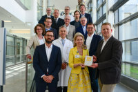 Auszeichnung für nachhaltiges Planen und Bauen im Herz- und Diabeteszentrum NRW: Vorne v.l. Marcus Herget (DGNB e.V.) hat den Preis an Dr. Karin Overlack und Marc Lohmeier (HDZ) überreicht. Ihr Dank gilt den am Projekt beteiligten Partnern und Unterstützern (v.l.n.r.) Anja Rosen (energum), Frank Schlüter (Ingenieurbüro Schröder + Partner) und Markus Kubla (agn), Thomas Fehnker, Cornelius Knabbe, Andreas Fründ (HDZ), Burckhard Schröder (Schröder + Partner), Tino Taake (HDZ), Andreas Polzer (agn), Albert Lennertz (IFMG, Ingenieurbüro für Funktions- und Medizintechnik im Gesundheitswesen), und Thomas Rettig (agn) (Foto Armin Kühn).
