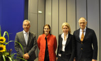 Glückwünsche im Hörsaal des HDZ NRW (v.l.): Prof. Dr. Cornelius Knabbe, Privatdozentin Dr. med. Dr. rer. nat. Ingvild Birschmann, HDZ-Geschäftsführerin Dr. Karin Overlack und Prof. Dr. Albrecht Bufe, Dekan der Medizinischen Fakultät der Ruhr-Universität Bochum (Foto Kerstin Konze).