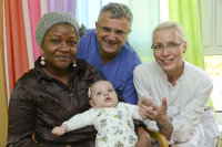 Der kleine Colin darf nach Hause entlassen werden. Mama Sharon Lukas (l.) dankt den Oberärzten, die den notwendigen Eingriff im Bad Oeynhausener Zentrum für Angeborene Herzfahler gemeinsam durchführten: Privatdozent Dr. Nikolaus Haas und Dr. Ute Blanz (r.).