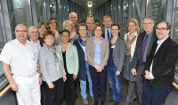 Besichtigung im HDZ NRW: Prof. Dr. Deniz Kececioglu (l.), Pfarrerin Antje Freitag (Mitte), Dr. Karin Overlack (3.v.r.), Superintendent Andreas Huneke (2. v.r.) und Synodalassessor Lars Kunkel (r.) mit den weiteren Teilnehmern der Visitation (in alphabetischer Reihenfolge): Elisabeth Arning, Christine Höke, Susanne Johannsmeier, Elsie Joy de la Cruz, Andrea Jacoby-Strate, Bernd Kahre, Marianne Kollmeier, Gesina Prothmann, Uwe Rosner, Joachim Schierbaum, Hauk Schlüter (Foto Armin Kühn).