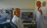 Prof. Dr. Hendrik Milting, Leiter des Erich und Hanna Klessmann-Instituts für kardiovaskuläre Forschung und Entwicklung, und seine wissenschaftliche Mitarbeiterin Dr. Anna Gärtner-Rommel am neuen Arbeitsplatz für konfokale Laserscanning-Mikroskopie im HDZ NRW (Foto Armin Kühn).