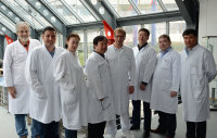 Prof. Dr. Jan Gummert und Oberarzt Uwe Schulz informierten ihre Gäste über Herz- und Lungenchirurgie: Dr. Rymbay Kaliyev, M. Khamitova, Dr. Serik Bekbossynov, Dr. Yuriy Pya, Dr. Nurlan Smagulov, Dr. Murat Mukarov, Dr. Arsulu Opsanova (Foto Armin Kühn).