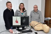 Präsentieren den Übungssimulator (v.l.n.r.): Dr. med. Ties Meyer-Jark (HDZ NRW), Dr. Britta Wolf und Prof. Dr. Peter Zahn (Bergmannsheil) (Foto Armin Kühn).