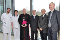 Medizinische Kompetenz und menschliche Nähe: Weihbischof Manfred Grothe, Dechant Manfred Pollmeier (2.v.r.) und Pastor Georg Hofmann (r.) erfuhren beides bei einem Besuch im Herz- und Diabeteszentrum NRW, hier auf der chirurgischen Komfort-Pflegestation Toskana mit Geschäftsführer Wilhelm Hecker (Mitte), Oberarzt Erik Christoph Rehn (l.) und die Leitende Stationsschwester Kerstin Peters (Foto Armin Kühn).
