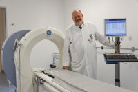 Verbesserte Herzdiagnostik: Professor Dr. Wolfgang Burchert mit der neuen Gamma-Kamera im HDZ NRW (Foto Armin Kühn).