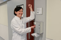 Händedesinfektion im Herz- und Diabeteszentrum NRW: Oberärztin Dr. Claudia Christine Freytag setzt die Einführung der WLAN-basierten Kontrolle des tatsächlichen Verbrauchs und der Anwendungshäufigkeit der eingesetzten Händedesinfektionsmittel in allen stationären Bereichen des Klinikums um (Foto Armin Kühn).