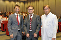 Privatdozent Dr. Jochen Börgermann (Mitte) nimmt die Glückwünsche von Prof. Dr. Karl Überla (l.), Dekan der Medizinischen Fakultät der Ruhr-Universität Bochum, und Prof. Dr. Jan Gummert, stellv. Ärztlicher Direktor und Direktor der Klinik für Thorax- und Kardiovaskularchirurgie des HDZ NRW, entgegen (Foto Armin Kühn).
