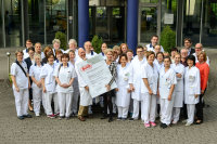 Erfolgreiches Team: Prof. Dr. Dr. Diethelm Tschöpe und Dr. Karin Overlack (vorn) und die Mitarbeiterinnen und MItarbeiter des Diabeteszentrums feiern mit Annette Beneker (Pflegedienstleitung), Oberarzt Dr. Michael Hauber und Oliver Eickhoff (Qualitätsmanagement) die Auszeichnung des BVKD und der DDG (Foto Armin Kühn).