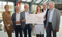 Scheckübergabe im HDZ NRW: (v.l.) Dr. Karin Overlack, Bernhard Silaschi, Titularprof. Dr. Otto Foit, Privatdozentin Dr. Anna Klinke, Hans-Jürgen Nolting, Andreas Huneke (Foto: Anna Reis).