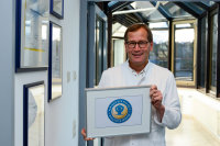 Die neue Urkunde wird in der Klinik präsentiert: Prof. Dr. Jan Gummert, Ärztlicher Direktor des Herz- und Diabeteszentrum Nordrhein-Westfalen, Bad Oeynhausen (Foto Armin Kühn).