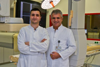 Stabwechsel im Kinderherzkatheterlabor des HDZ NRW: PD Dr. Nikolaus Haas (r.) geht nach München und übergibt an Dr. Majed Kanaan (l.) vom Deutschen Herzzentrum Berlin (Foto Armin Kühn).