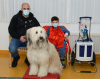 Mikail und sein Vater Haissam haben sich mit Schafpudeldame Anna angefreundet. (Foto Marcel Mompour)