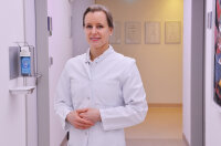 Die Kardiologin Dr. Anne Räthling ist Bluthochdruckexpertin (Hypertensiologin), Ernährungsmedizinerin und Sportkardiologin in der Klinik für Allgemeine und Interventionelle Kardiologie und Angiologie unter der Leitung von Univ.-Prof. Dr. Volker Rudolph am HDZ NRW (Foto: Julia Pielorz).