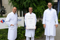 Ausgewiesene Spezialisten für die interdisziplinäre Behandlung von Patienten mit Herzinsuffizienz im HDZ NRW: Herzchirurg Prof. Dr. Jan Gummert (Mitte) mit den Kardiologen Prof. Dr. Philipp Sommer (l., Elektrophysiologie/Rhythmologie) und Prof. Dr. Volker Rudolph (Allgemeine und Interventionelle Kardiologie/Angiologie) (Foto Marcel Mompour).