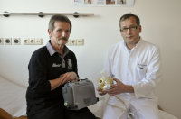Prof. Dr. Jan Gummert fachsimpelt mit dem Patienten Ralf Ende über sein CardioWest-System (Foto Armin Kühn).