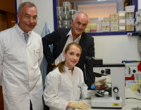 Dr. Isabel Faust untersucht eine Probe. Prof. Dr. Cornelius Knabbe (l.) und Dr. Philipp Traut sehen interessiert zu (Foto Armin Kühn).